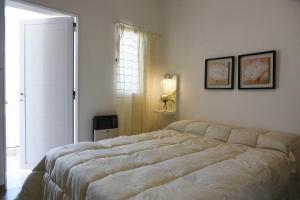 a bedroom with a large bed in a room at Altos Yrigoyen Hotel in Marcos Juárez