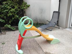 a pair of scissors sitting next to a chair at Maison familiale EXCELLENCE,3 chambres jardin avec jeux, proche gare Bourg en Bresse in Saint-Denis-lès-Bourg