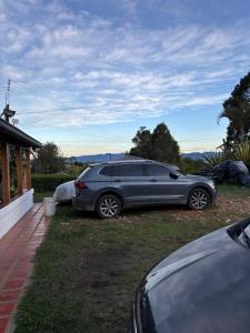 リオネグロにあるLa villa de Nicoの家の隣の庭に駐車した車