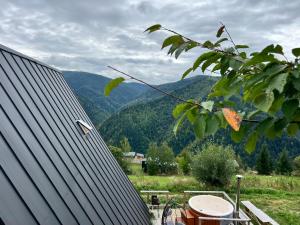 MăguriCrow's Nest Maguri的从房子里看到的山景