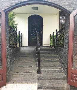 - l'entrée d'un bâtiment avec une porte et des escaliers dans l'établissement Kartagus Centric, à San Salvador