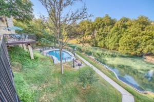 Πισίνα στο ή κοντά στο IC 316 Riverfront Bliss