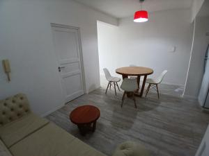 ein Wohnzimmer mit Tisch und Stühlen und einer Couch in der Unterkunft depto moderno Calle Córdoba in San Miguel de Tucumán
