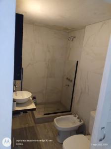 ein Badezimmer mit Dusche, Toilette und Waschbecken in der Unterkunft depto moderno Calle Córdoba in San Miguel de Tucumán
