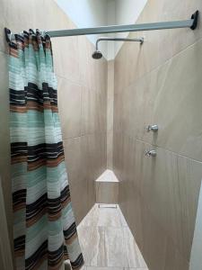 eine Dusche mit Duschvorhang im Badezimmer in der Unterkunft Privada 400 in Pachuca de Soto