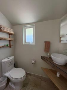 ein Badezimmer mit weißer Toilette und Waschbecken in der Unterkunft Privada 400 in Pachuca de Soto + 189 Fotos