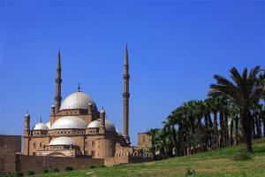 ein großes Gebäude mit zwei Kuppeln und zwei Moscheen in der Unterkunft Pyramids safari View Inn in Kairo
