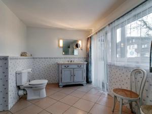 ein Badezimmer mit Toilette und Waschbecken und einem Fenster in der Unterkunft An der Schiwiese in Dorf + 32 Fotos