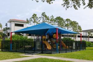 un parque infantil con una tienda azul en un parque en Master Room with Private Bath nearby Conv Center & Epic, en Orlando 3 fotos más