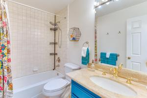 Ένα μπάνιο στο Pool Access, WFH Ready Home in Palm Desert +25 φωτογραφίες