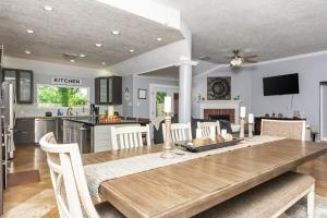 Televisyen dan/atau pusat hiburan di Home in League City, TX with firepit & grill