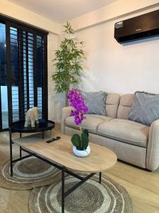 a living room with a couch and a coffee table at Moderno apartamento 1 minuto de la playa in Chichiriviche