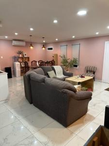 una sala de estar con un sofá y una mesa en Casa Quinta, en Necochea