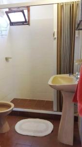 a bathroom with a sink and a toilet at Exclusivo chalet a 250 metros del mar in Mar de Ajó