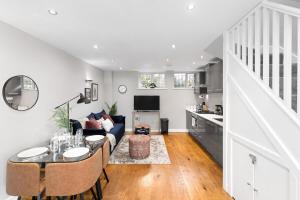 Köök või kööginurk majutusasutuses Artistic Flair 1 BD Cottage in NW11 Sleeps 3