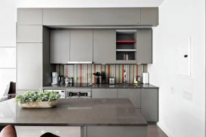 eine Küche mit weißen Schränken und einer Arbeitsplatte in der Unterkunft Modern Studio Retreat in Downtown Toronto in Toronto + 17 Fotos
