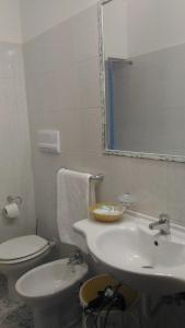 uma casa de banho com um lavatório, um WC e um espelho. em Il Nibbio Reale Country House em Rocca dʼEvandro