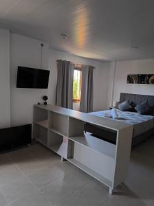 1 dormitorio con escritorio blanco y 1 cama en El Molino Sur, en Mar del Plata