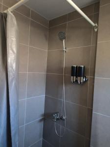 una ducha con cabezal de ducha en un baño en El Molino Sur, en Mar del Plata 5 fotos más