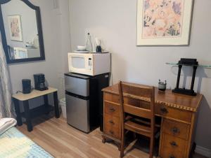 Η κουζίνα ή μικρή κουζίνα στο Cozy home away from home, close to hospital, college, and university with free parking