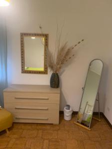 a dresser with a mirror and a dresser with a mirrorigunigun at Il rifugio del sole in Barasso