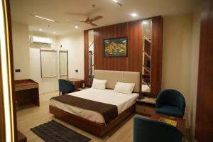 Postel nebo postele na pokoji v ubytování Hotel Devki Inn