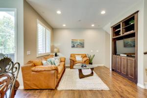 Un lugar para sentarse en Walk to Public Transit Gated Oceanside Abode!