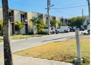 JacaguaにあるCasa colinas del vientoの家の前にパーキングメーターがある通り