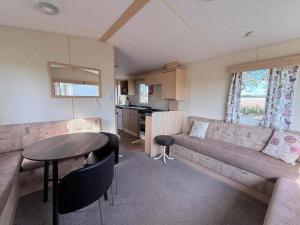 Η κουζίνα ή μικρή κουζίνα στο Lovely Caravan With Free Wi-Fi At Broadland Sands Park, Suffolk Ref 20020Bs +8 φωτογραφίες