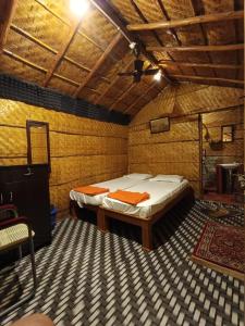 ein Schlafzimmer mit einem Bett in einem Zimmer in der Unterkunft Dream Hampi Cottage in Hampi + 21 Fotos