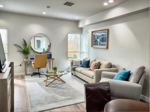 ロサンゼルスにあるModern Hollywood Homes close to Everything with Free Parkingのソファと鏡のあるリビングルーム