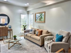 ロサンゼルスにあるModern Hollywood Homes close to Everything with Free Parkingのソファ2つとテーブルのあるリビングルーム