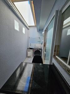 ein Büro mit einem Schreibtisch und einem Stuhl in einem Raum in der Unterkunft Aproveite suas férias em família in Balneário Camboriú