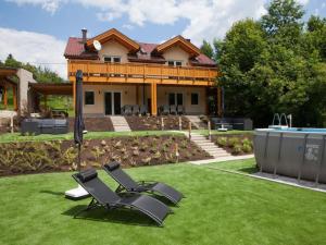 Un jardín fuera de Holiday apartment in Arnoldstein with sauna