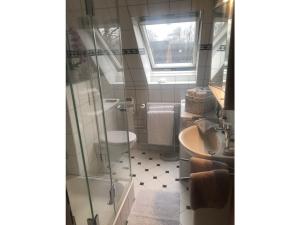 Ένα μπάνιο στο One-bedroom apartment +14 φωτογραφίες