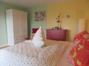 ein Schlafzimmer mit einem Bett mit zwei Kissen darauf in der Unterkunft One-bedroom apartment in Otterndorf