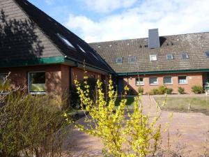 ein großes Backsteingebäude mit einem Dach in der Unterkunft One-bedroom apartment in Otterndorf