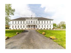 a large white building with a road in front of it at Groß Helle Manor House in Wrodow