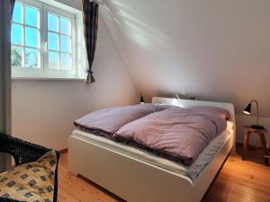 LosentitzにあるHoliday apartment with 2 bedroomsの窓のある部屋にベッドがある寝室 +18枚の写真