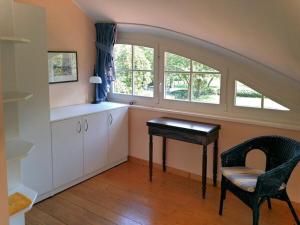 LosentitzにあるHoliday apartment with 2 bedroomsのキッチン(テーブル付)、窓、デスクが備わります。