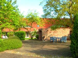 LosentitzにあるHoliday apartment with 2 bedroomsの庭に青いテーブルがあるレンガ造りの家