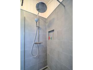 una ducha con cabezal de ducha en un baño en 1-bedroom holiday home, en Dreschvitz 33 fotos más