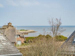 Blick auf das Meer von den Dächern der Häuser in der Unterkunft One-bedroom apartment in Munkmarsch