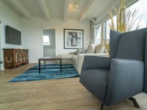 ein Wohnzimmer mit Sofa und Tisch in der Unterkunft One-bedroom apartment in Munkmarsch