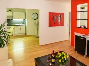 ドレスデンにあるApartment in Dresden with swimming poolのリビングルーム(テーブル、壁掛け時計付)