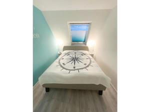 En eller flere senge i et værelse på Holiday home Bellaeins