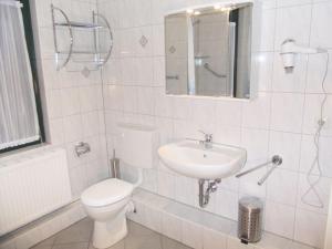 Koupelna v ubytování Holiday apartment near Müritz shore + 14 fotografií