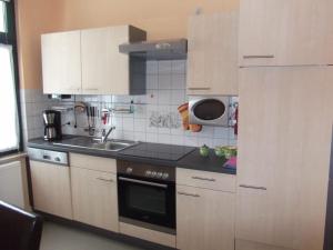 Kuchyň nebo kuchyňský kout v ubytování Holiday apartment near Müritz shore