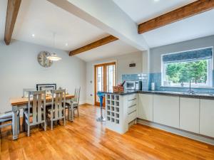 una cucina e una sala da pranzo con tavolo e sedie di The Cottage At Breeze Hill a Storth