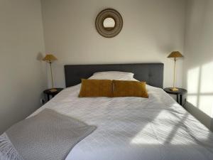 een bed met twee kussens erop in een slaapkamer bij 1-bedroom cottage in Hornsmühlen